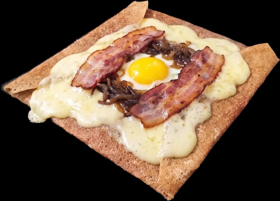 Galette de sarrasin garnie de poitrine fumée, œuf, fromage fondu et oignons confits