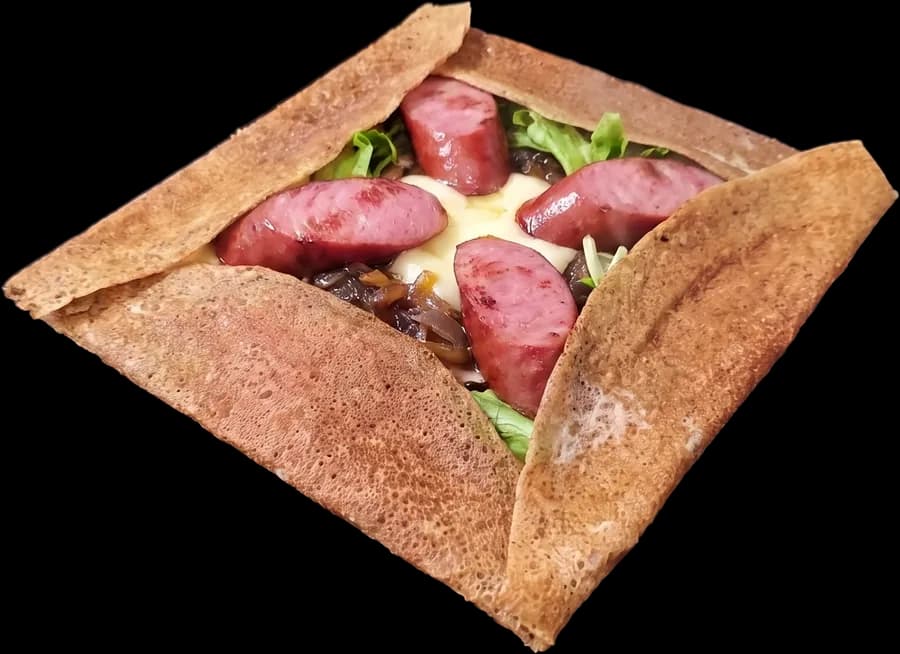 Saucisse de Montbéliard · Reblochon · Oignons confits · Salade