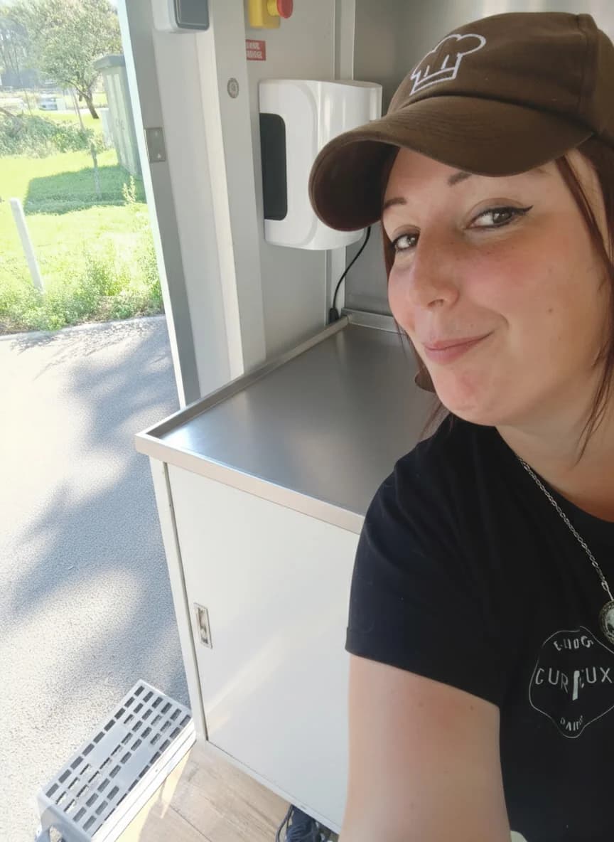 Claire Bouttier dans son food truck Sézam & Rozell.